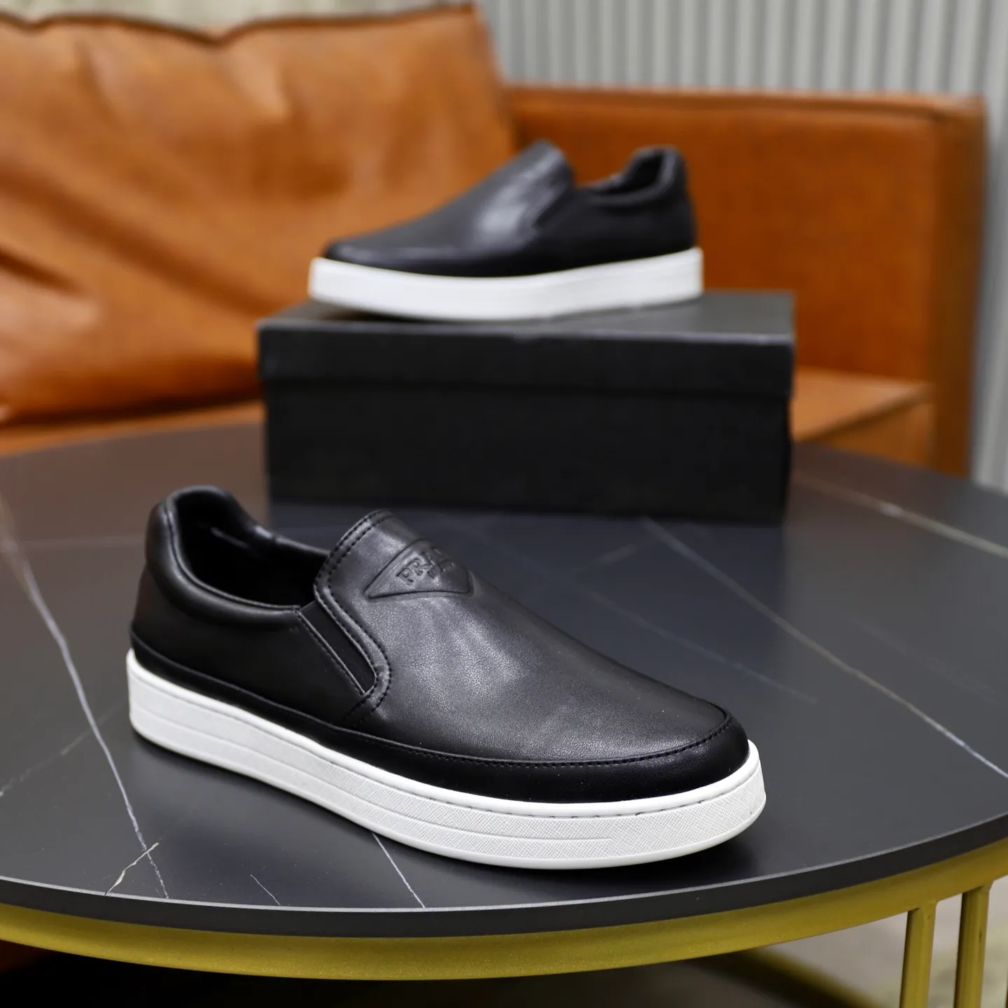 Ex-factory price: 420💰🙅‍♂️🙅‍♂️🙅‍♂️ Brand: PRADA Standard code: 38-44 (45 customized) Grade: Same as the official website Material: Original leather splicing, comfortable and breathable lining, original wear-resistant outsole Style category: Men's fashionable casual shoes, running shoes, noble luxury brand elements, top luxury Color: actual picture color